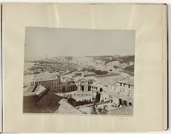 Gezicht op de baai van Genua met op de voorgrond een spoorwegstation