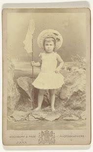 Studioportret van Tottie MacPherson met een schepnet