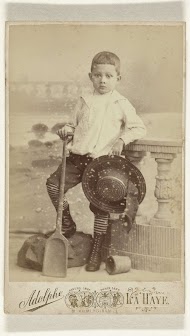 Studioportret van een jongetje in strandkleding