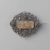 Broche met haar van de dichteres Petronella Moens