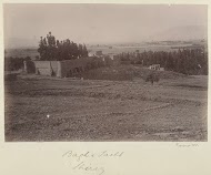 Gezicht op een ommuurde tuin en velden in Perzië, op de achtergrond een stad