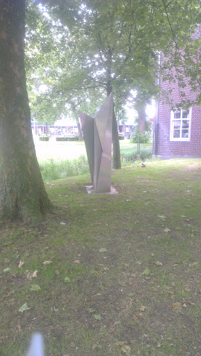 Sculpture in front of Huize De