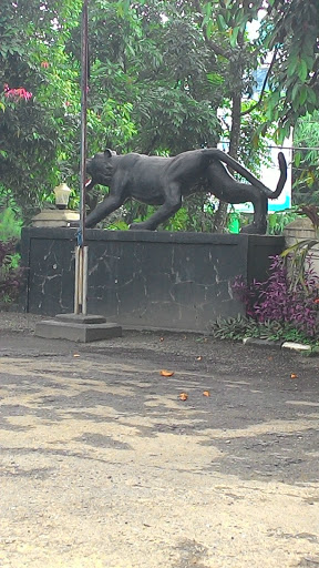 Patung Puma Polsek Babakan Madang