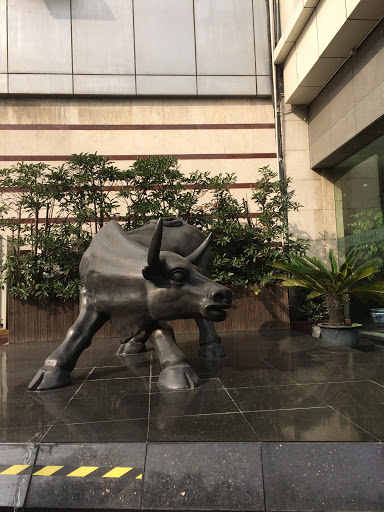 上海证券报门口的牛