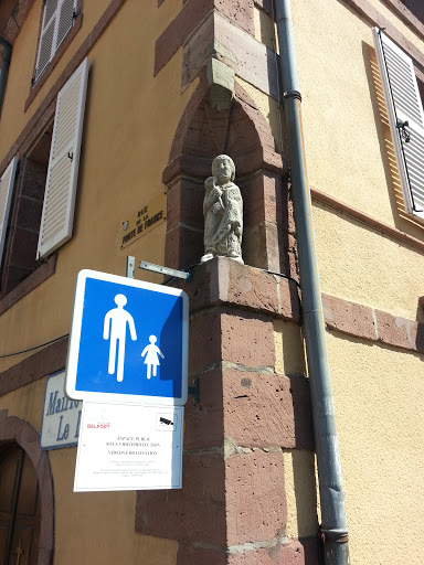 Statuette Rue De La Porte De France