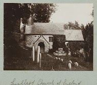 Een klein kerkje met nabij gelegen kerkhof.