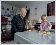 John Holst past op zijn kleindochter