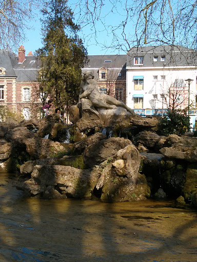 Beauvais, Statue De La Gare