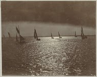 Zeilschepen op het water bij avond