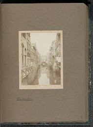 Doorkijk in de Voorstraatshaven in Dordrecht met op de achtergrond de overkluizing van het Scheffersplein