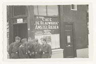 Duitse soldaten voor café "de Blauwbrug"