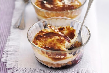 Blueberry cheesecake brûlée pots