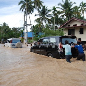 flood by Arfa Mantoeng - People Street & Candids
