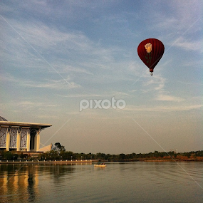 The Rose crossing the lake overlooking Masjid Besi #hotairballoonputrajaya #iphonegraphy #putrajaya #rose #masjidbesi by Rozi Rahman - Instagram & Mobile iPhone