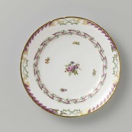 Bord, plat model, behorend bij een servies met geslingerd lintmotief met bladertakken, bloemboeketten en gestrooide bloemtakken