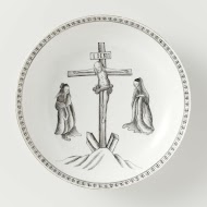 Schaal met een voorstelling van de kruisiging