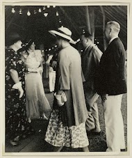 Genodigden met elkaar in gesprek