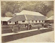 Werknemers en opzichters voor een van de gebouwen van koffiefabriek Karang Nangko