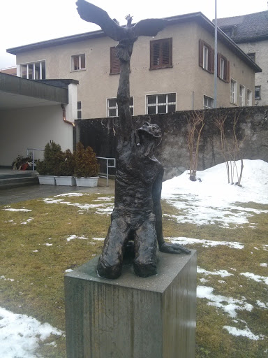 Statue mit Vogel