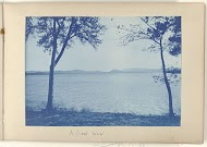 Uitzicht over een meer vanuit een vakantiewoning
