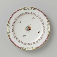 Bord, plat model, behorend bij een servies met geslingerd lintmotief met bladertakken, bloemboeketten en gestrooide bloemtakken