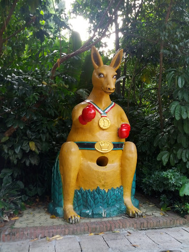 打拳袋鼠 Boxing Kangaroo Statue