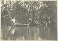 Bootjes voeren door de overstroomde straten van Banjir, Langkat Sumatra