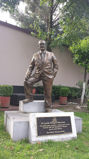 Estatua Mario Vazquez Raña 
