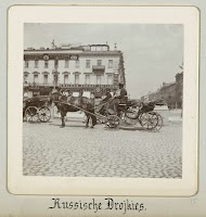 Russische Droshky rijtuigen met koetsier wachtend op passagiers in Sint-Petersburg