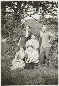 Wehrmachtsoldaat met vier vrouwen