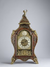 Tafelklok of consoleklok, gefineerd met marqueterie van koper en tin op een fond van schildpad