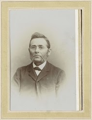 Portret van een man met een bril en bakkebaarden