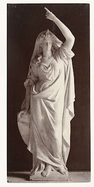 Marmeren beeld van een vrouw in gewaad gedeeltelijk gedrapeerd over het hoofd.