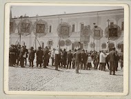 Processie met religieuze afbeeldingen op het Kremlin.