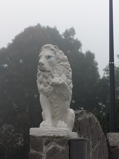 Sneberje Lion Gate