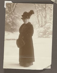 Portret van Grietje Vermeulen-Luitjes in winterkleding