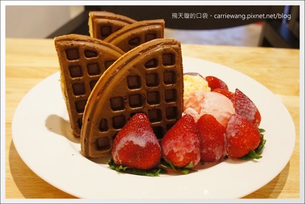 【台中下午茶】COMOC Square & Cafe。賣相很好的鬆餅，夏天也吃的到草莓…