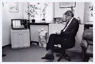 Wim Kok volgt de verkiezingsuitslagen in de kamer van directeur Cox Habbema van de Stadsschouwburg