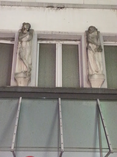 Dreckige Statuen