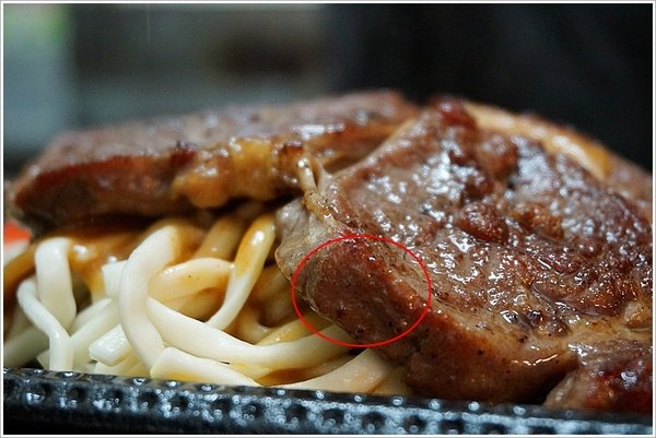 芭蕉船牛排館║百元平價牛排館。酥嫩雞排讓人驚豔。厚切滿足愛吃肉的你