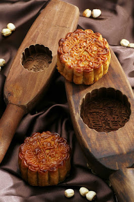 A Cantonese mooncake, considered a must-have delicacy during the Mid-Autumn Festival, has rich, thick filling usually made from red bean or lotus seed paste. 