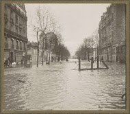 Overstroomde straat met loopplanken in Parijs
