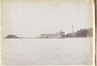 Gezicht op een suikerraffinaderij aan de kust bij Shantou