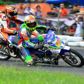 Ega Fajar over take Andrian at R1 by Devid Panjaitan - Sports & Fitness Motorsports