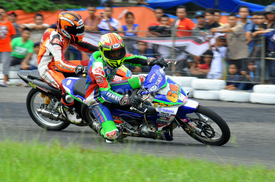 Ega Fajar over take Andrian at R1 by Devid Panjaitan - Sports & Fitness Motorsports