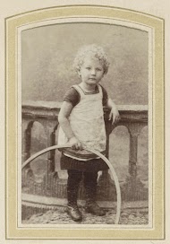 Portret van een kind met een hoepel