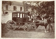 Rijtuig met paard en lokale koetsier in Singapore