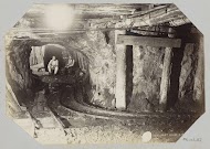 Tunnel met mijnwerkers in een diamantmijn van De Beers te Kimberley