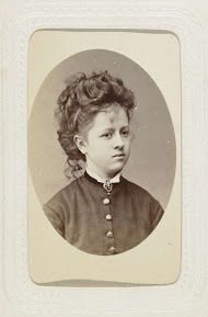 Portret van een jonge vrouw met opgestoken, krullend haar