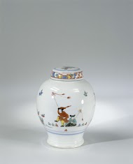 Theebus met deksel, veelkleurig beschilderd met chinoiserieën